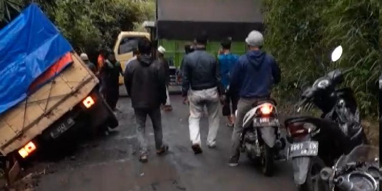 Mobil Truck Pengangkut Beras Bantuan PKH Terpesok Galian Di Rumpin. Begini Penjelasan Supir !!