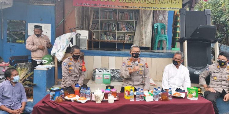 Kunjungan Dirbinmas PMJ Pada Kampung Tangguh Jaya Terletak Di Slum Area