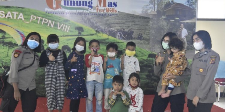 Tim Polres Bogor Memberikan Trauma Healing Kepada Korban Banjir Desa Cisampay