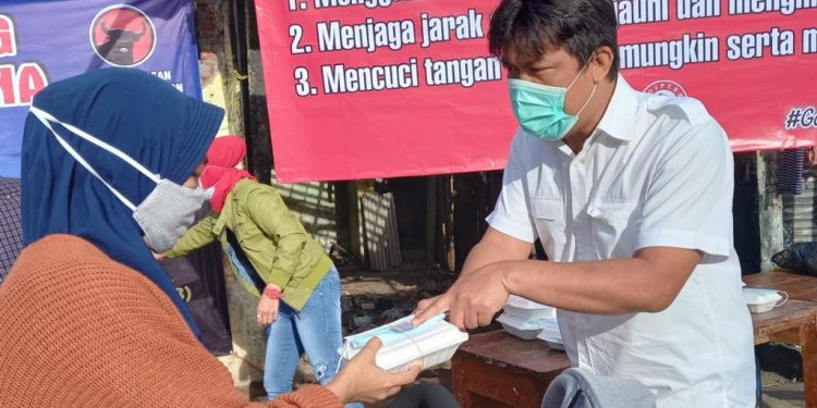 Pospera Dan PAC PDI Perjuangan, Gelar Aksi Solidaritas Bagikan Nasi Bungkus Dan Masker Gratis