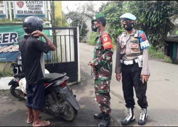 Pembagian Masker Desa Bojong Jengkol Ciampea Dilaksanakan Secara Berkala Oleh Petugas Covid 19