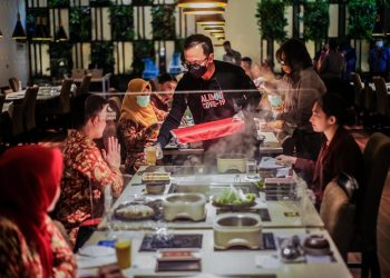 3.130 Perawat Di Kota Bogor Ditraktir Makan Dan Belanja, Bima Arya Jadi Pelayan Resto