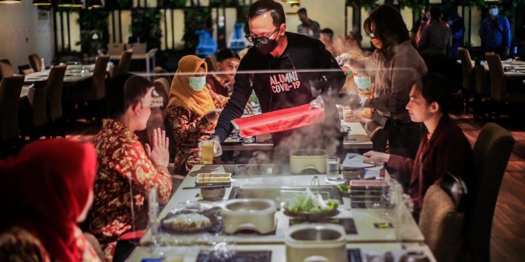3.130 Perawat Di Kota Bogor Ditraktir Makan Dan Belanja, Bima Arya Jadi Pelayan Resto