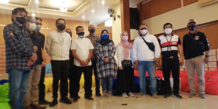 Pemprov Jabar Serahkan 370 Paket Sembako Bagi Warga Terdampak Pandemi Covid-19