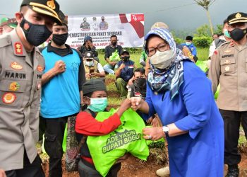 Bupati Bogor Berikan Bantuan Sembako Para Pelaku Wisata Dan PKL Di Kawasan Puncak