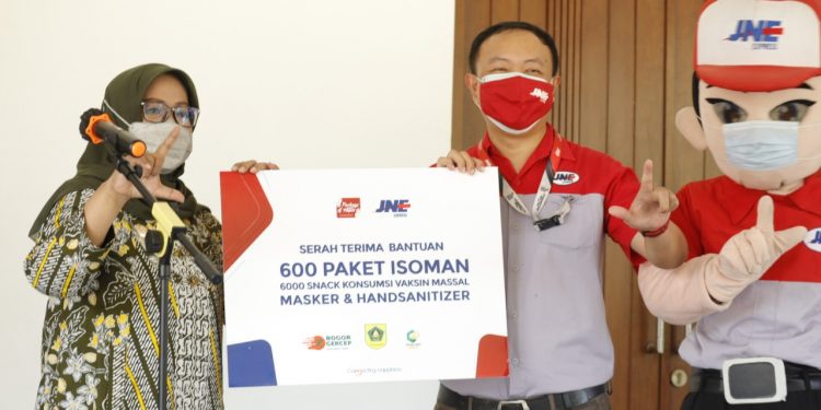 Bupati Terima 6.600 Paket Bantuan Covid-19 Dari JNE