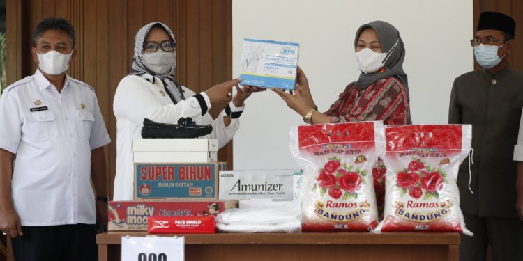 Gotong Royong Tangani Pandemi, Bupati Terima Bantuan Dari APINDO