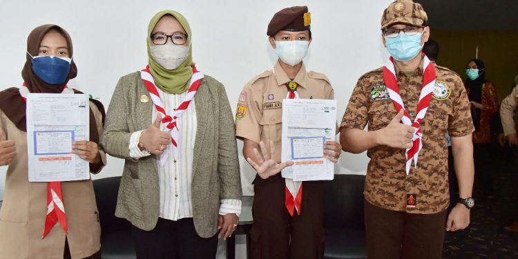 Bupati Bogor Berikan Penghargaan  Merchandise Peserta Vaksin