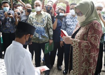 Peringati 10 Muharam Bupati Berikan Bantuan Tabungan Dan Sembako Para Anak Yatim