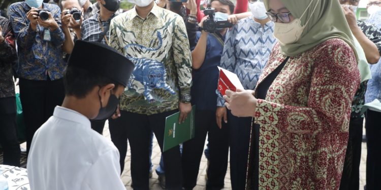 Peringati 10 Muharam Bupati Berikan Bantuan Tabungan Dan Sembako Para Anak Yatim