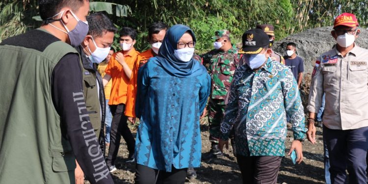 Akibat Curah Hujan Intensitas Tinggi Bupati Kunjungi Longsor Di Cipinang Rumpin