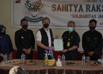 Dedie Saksikan Penyerahan 35 Sertifikat Tanah Warga Rancamaya Dari BPN