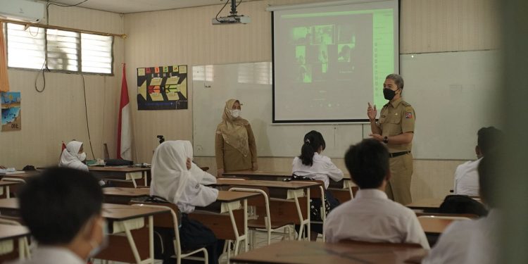 Tinjau Hari Pertama PTM Terbatas, Dedie Minta Tumbuhkan Semangat Belajar