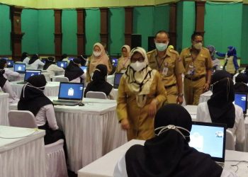 Sekda Syarifah Tinjau Tes CPNS  Hari Pertama