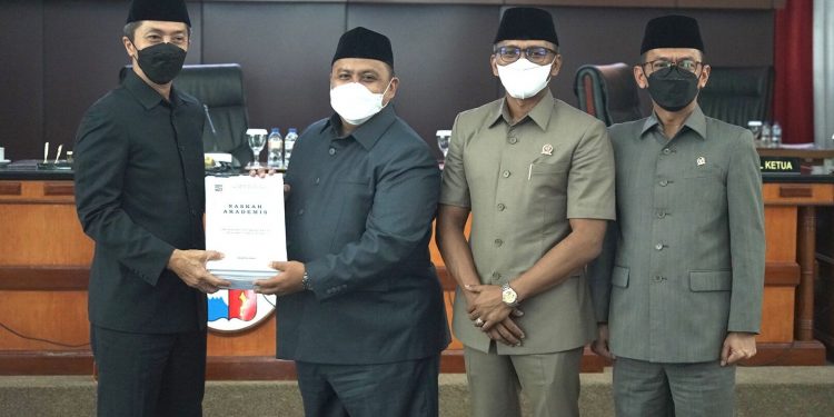 Paripurna  :  Pemkot Bogor Serahkan Tiga Draft Raperda