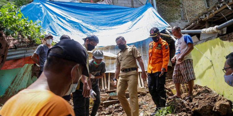 Bima Arya Tinjau Pasutri Korban Longsor di Kampung Kramat