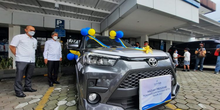 Dedie Rachim Ikut Serahkan Satu Unit Mobil Kepada Nasabah BJB