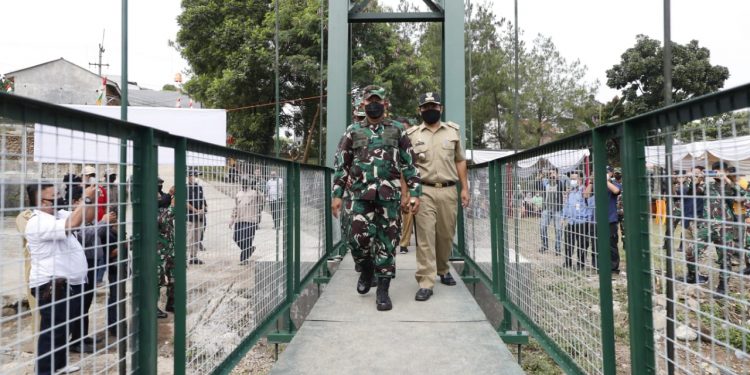 Pangdivif I Kostrad Tinjau Pembangunan Jembatan Rawayan di Ciomas