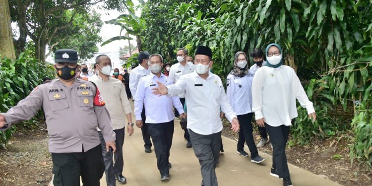Ade Yasin Tinjau Program Samisade Sepanjang 12.370 Meter di Kecamatan Caringin