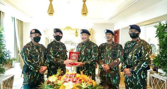 Terima Plakat Penghargaan HUT Brimob Bamsoet Dorong Soliditas Dan Profesionalisme