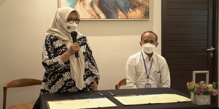 Dewas Dan Dirops Perumda BPR Bank Kota Bogor Tandatangani Kontrak Kinerja