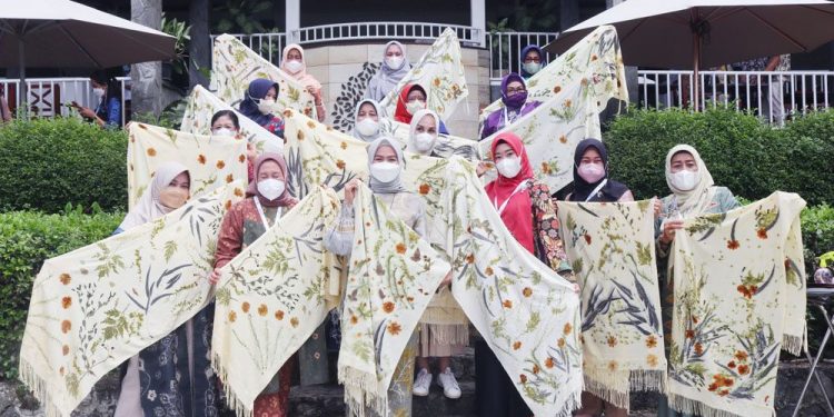 22 Istri Kepala Daerah Nikmati Pemandangan KRB Sembari Membuat Ecoprint