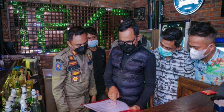Bima Arya Dan Satpol PP Kota Bogor Inspeksi Izin Minol Dan Penerapan Prokes di Kafe