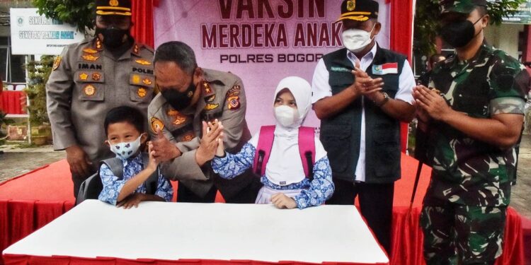 Forkopimda Tinjau Langsung Pelaksanaan Vaksinasi Anak