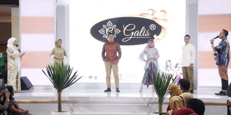 Fashion Show 11 Brand Binaan Dekranasda Kota Bogor Tampil