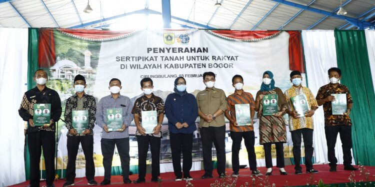 Bagikan Sertifikat, Ade Yasin Minta Camat, Dan Kades Berperan Aktif Sukseskan Program PTSL